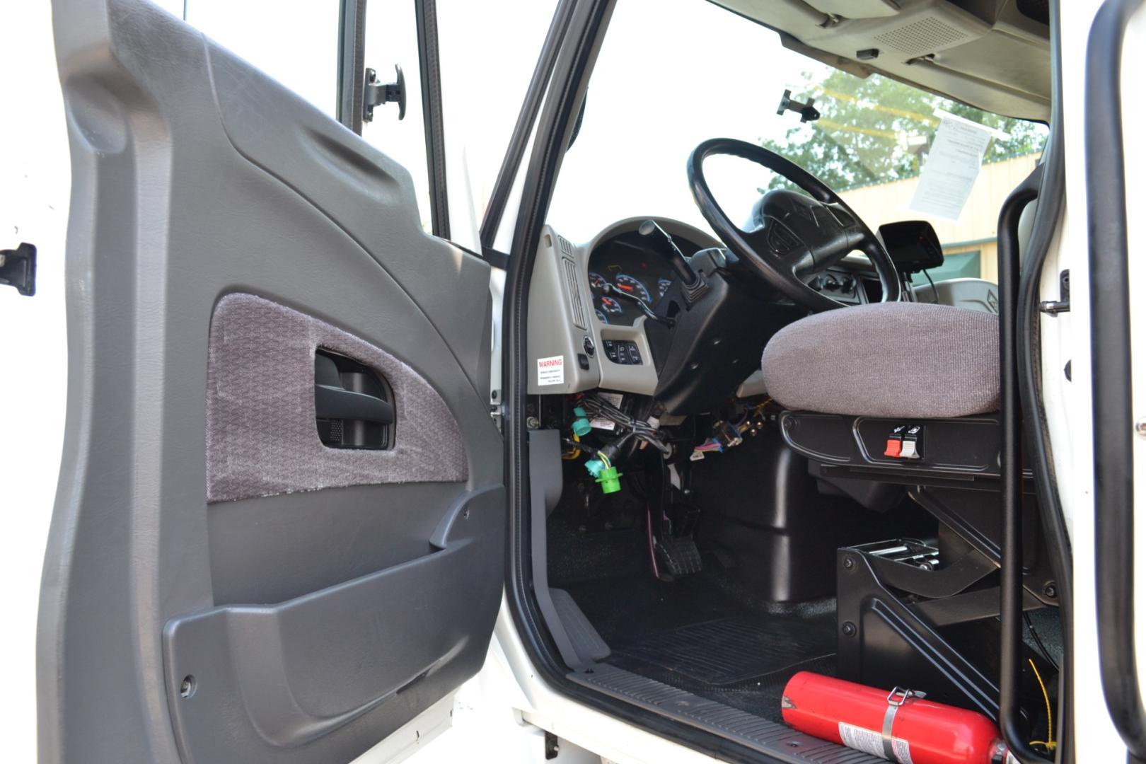 2018 WHITE /BLACK INTERNATIONAL 4300 with an CUMMINS ISB 6.7L 240HP engine, ALLISON 2100HS AUTOMATIC transmission, located at 9172 North Fwy, Houston, TX, 77037, (713) 910-6868, 29.887470, -95.411903 - 25,999LB GVWR NON CDL, MORGAN 26FT BOX, 13'6FT CLEARANCE, HEIGHT 103" X WIDTH 102", PALFINGER 3,000LB ALUMINUM LIFT GATE, DUAL 70 GALLON FUEL TANKS, EXHAUST BRAKE, POWER WINDOWS, LOCKS, & MIRRORS - Photo#16